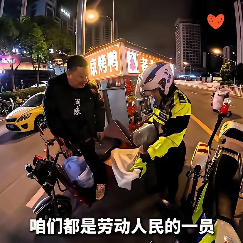有些瞬间之所以能火，从来不是因为多惊天动地，而是它戳中了每个普通人藏在心底的共情