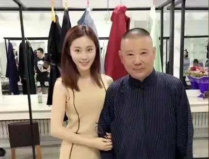 镜头中的郭德纲皮肤紧致，目光沉和，慈眉善目，方颐大耳，沉健结实，颇显年轻；一旁的
