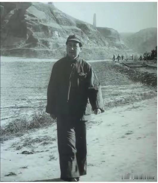 怀揣万丈自信，脚踏奋斗征途，自延安的烽火阔步启程。伟大领袖带领人民冲破重重险阻，