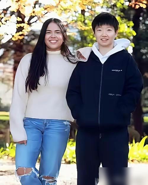 刚结束的WTT重庆冠军赛，孙颖莎3-0赢了迪亚兹。局分咬得紧，场上俩人拼到披头散