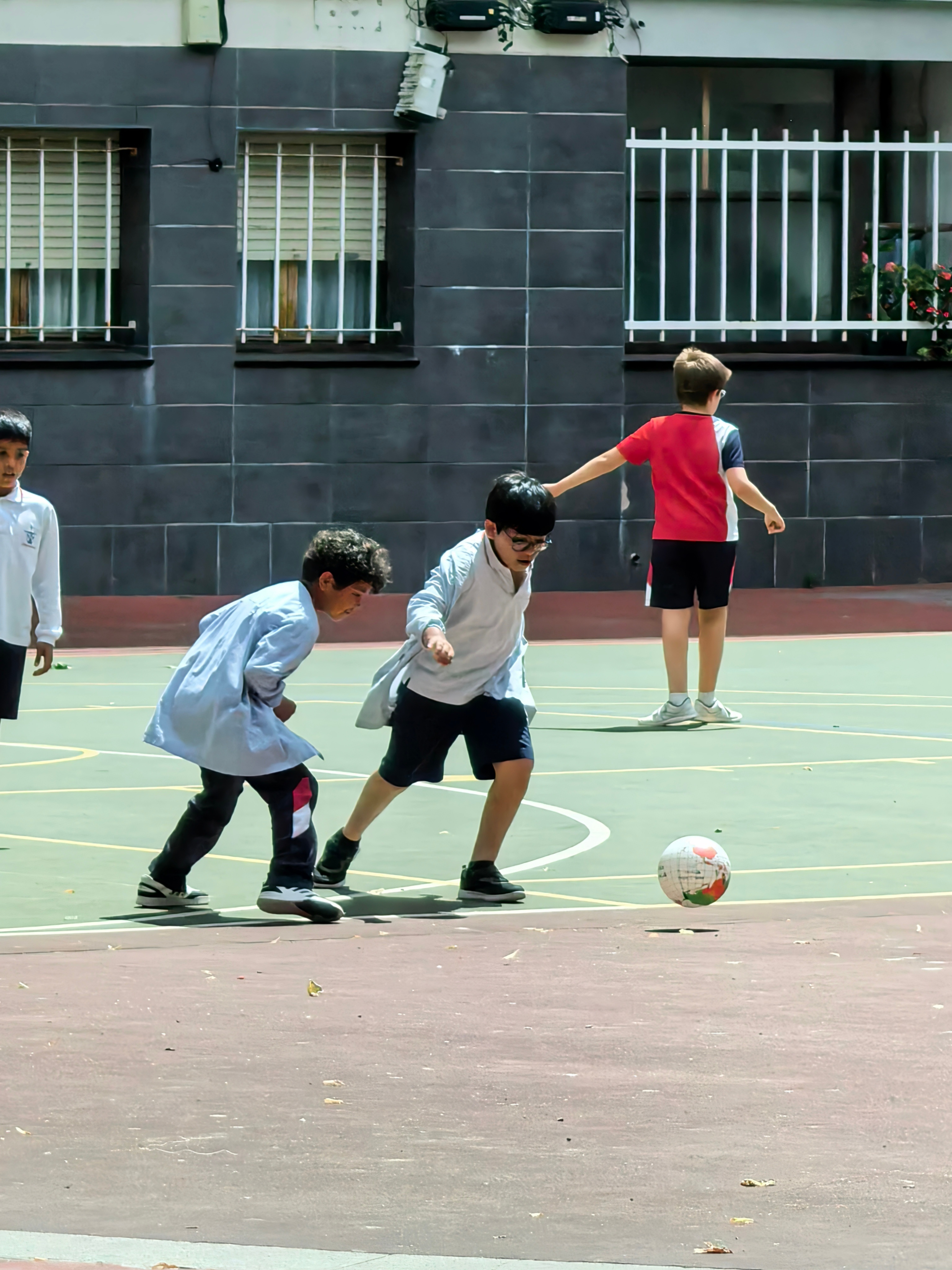 前几天在西班牙我看那边孩子踢球也没有很好的场地很多小学甚至没有足球场然后这些小朋