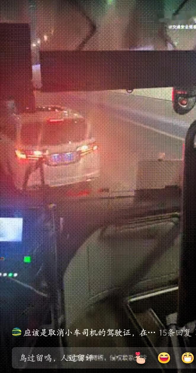 5月13日发生惊险一幕，让人脊背发凉。两名男子驾车因超车未果，竟把路怒发泄在满载