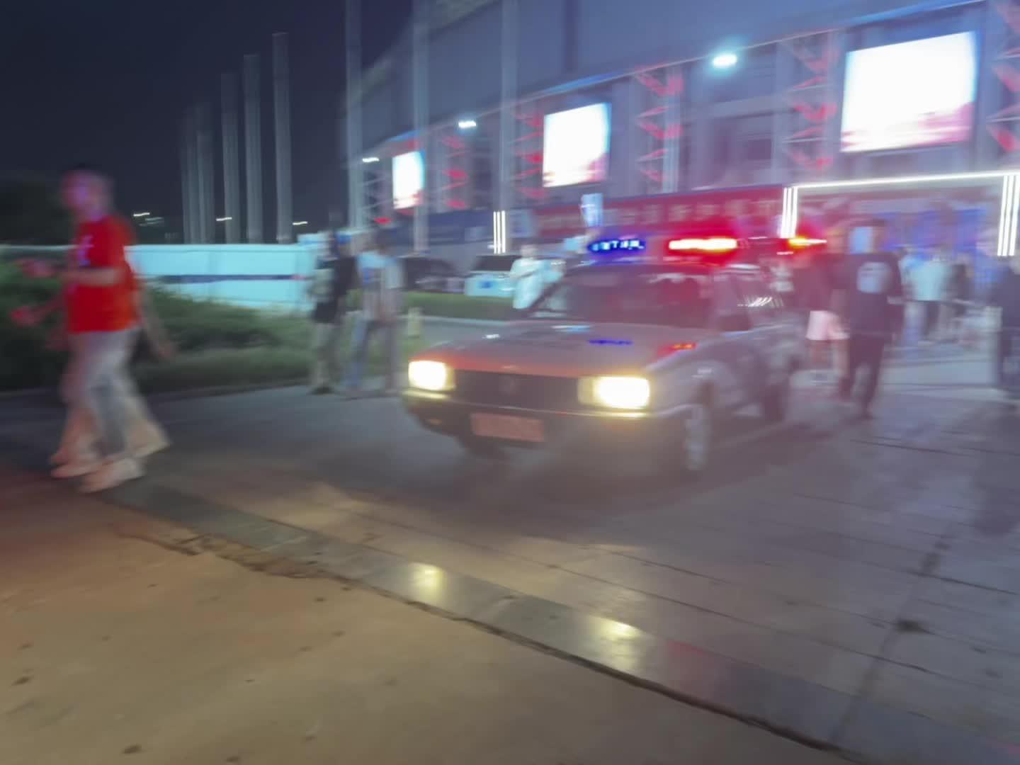 白车白牌 黑车黑牌 喜欢哪台呢