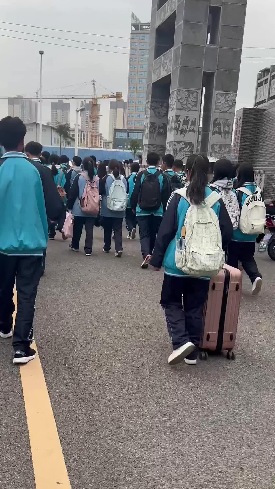 2月14号情人节刚好开学 我倒要看看 你们上学的小情侣 还怎么秀恩爱