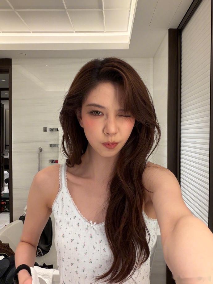 宋妍霏甜酷拽姐宋妍霏行走穿搭模板厌倦千篇一律穿搭就看宋妍霏，甜酷混搭思路新颖，宋