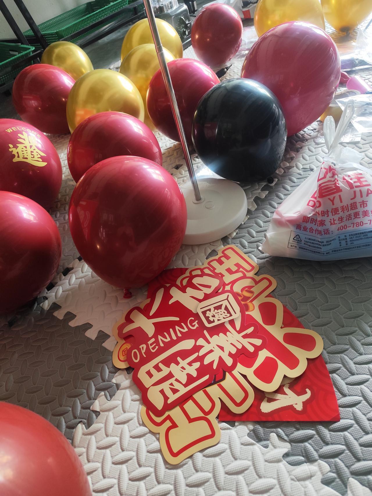 我真是后悔啊。
搞得店面那么尴尬，当初为了省钱，没有铺地砖，现在弄来弄去反而没省