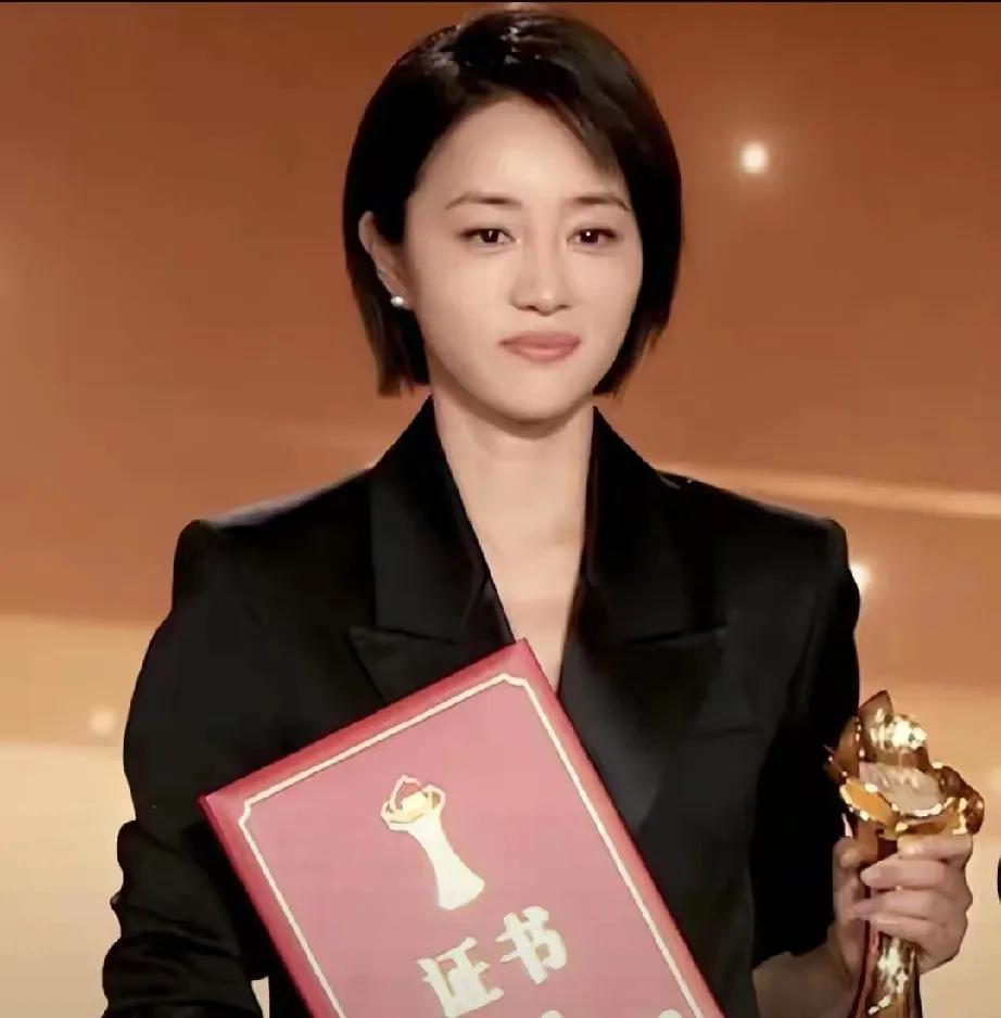 家人们，张龄心这演艺路太飒了！爷爷是第一代表演艺术家张伐，她却从不靠光环，中专毕