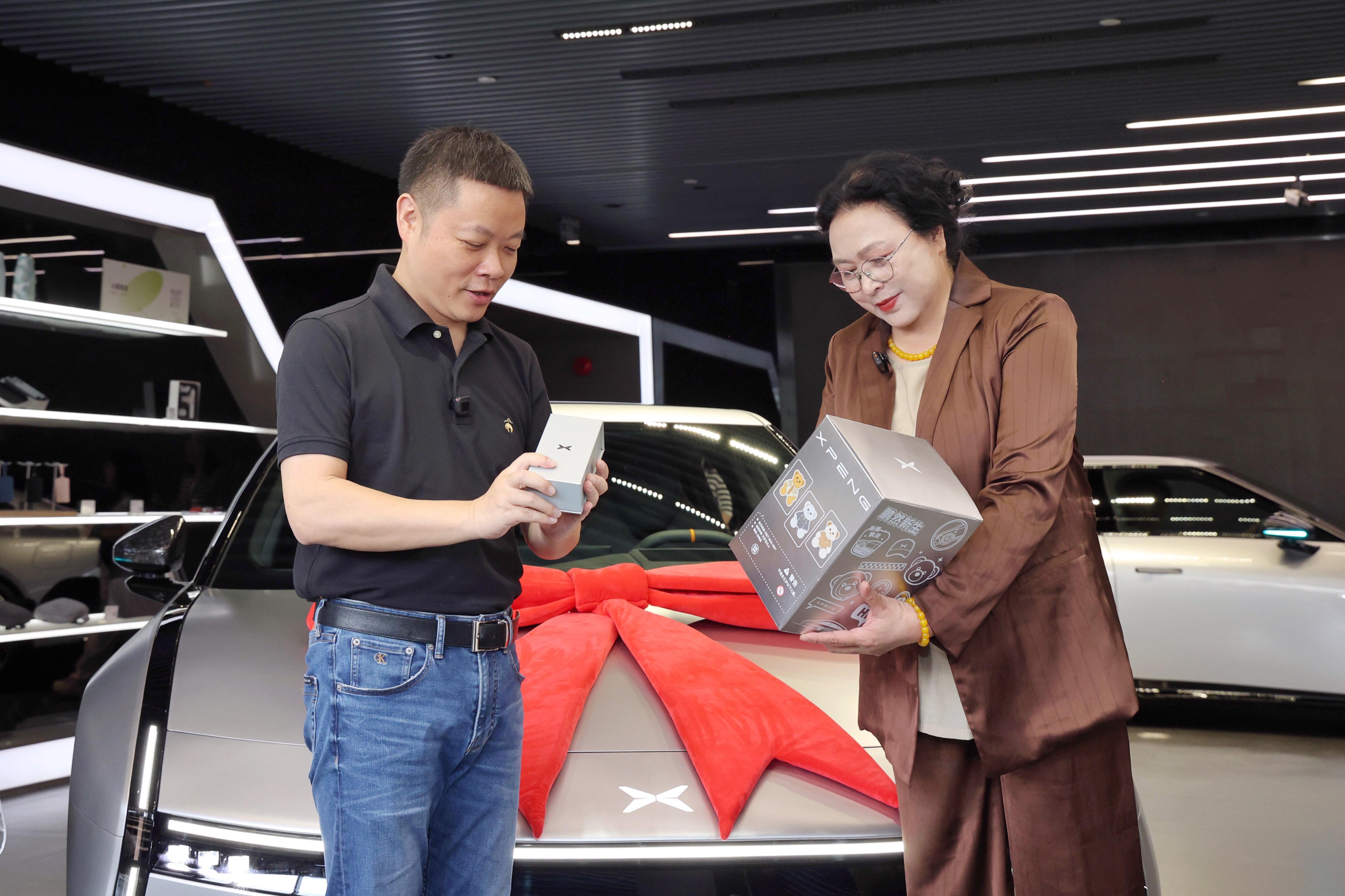 王凤英给何小鹏大师兄交付全新小鹏P7，何总还透露了一些关于P7不为人知的秘密。（