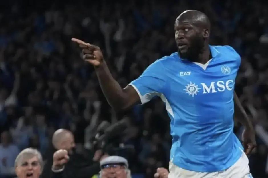 等了124天，卢卡库撕开肌肉伤疤走上训练场，教练却说他“不想当英雄”。
 
孔蒂