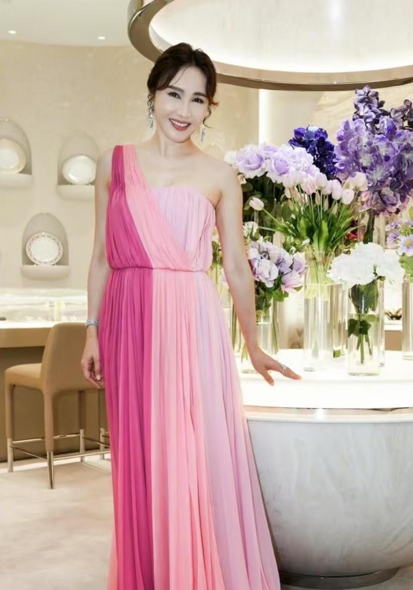 港剧没落后港星变得很穷，黎姿到现在还在用苹果14，内娱的明星谁还会用这些淘汰款？