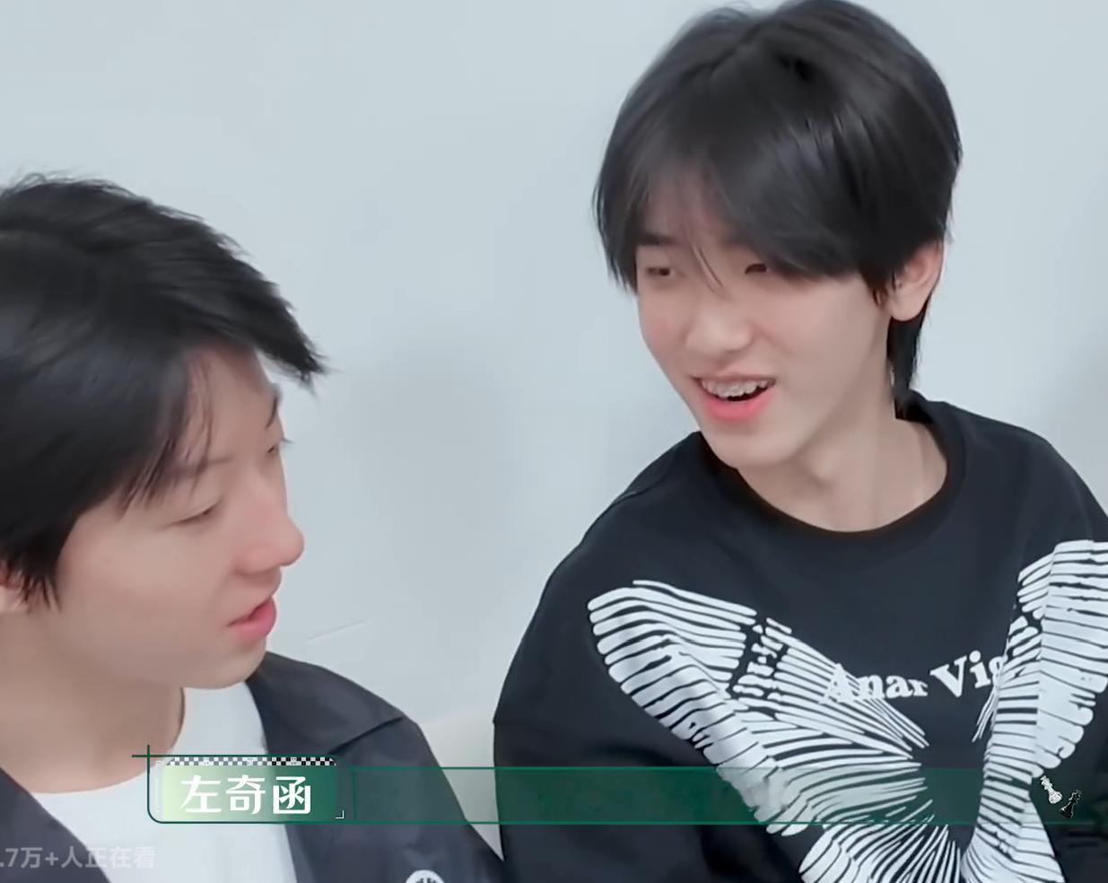 他们脸怎么这么红啊？