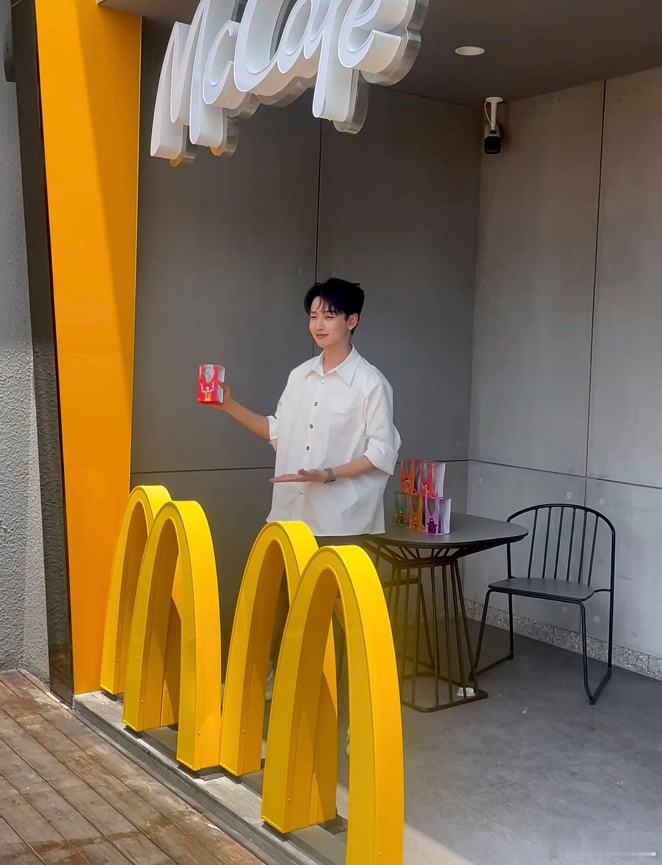 齐思钧你小子别太开心了 你以为齐思钧只是追星吗？不不不，他简直是周边的“收割机”