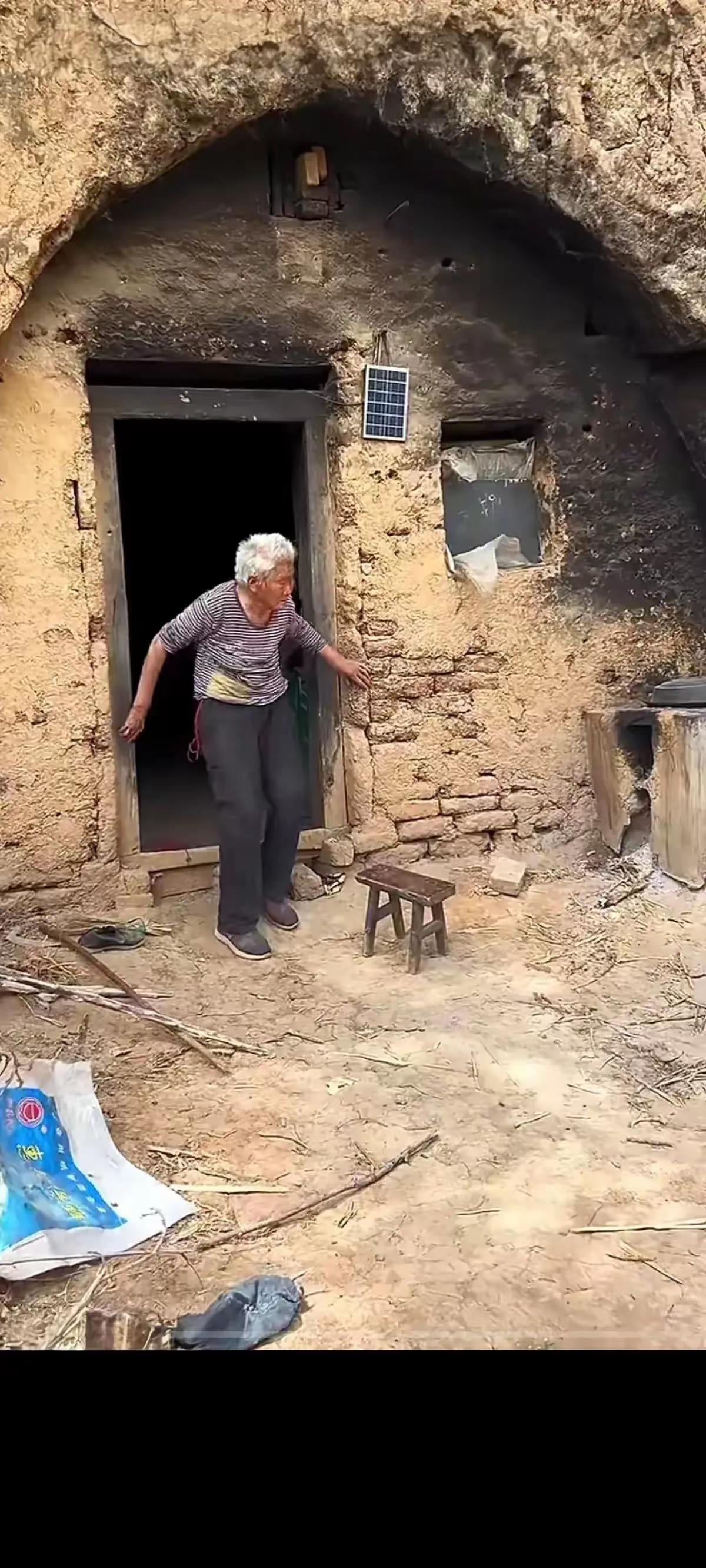 四块玉·暮年凄况
岁已苍，休言祥，
老来扶壁步踉跄。
儿郎忘却爹娘养。
屋壁荒，