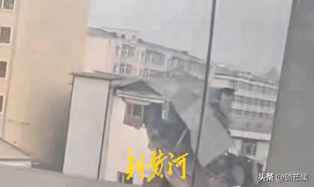 3月29日0时许，海林市海林镇一栋多层建筑发生部分坍塌。该建筑位于火车站附近，一