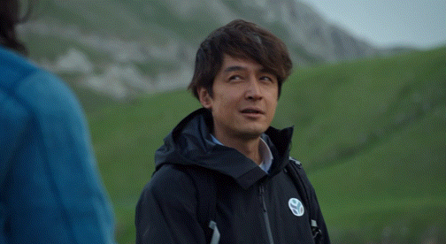 胡歌短剧首吻献给牛粪了 胡歌的表演完全没有包袱，从角色的神态到动作都透着真实感，