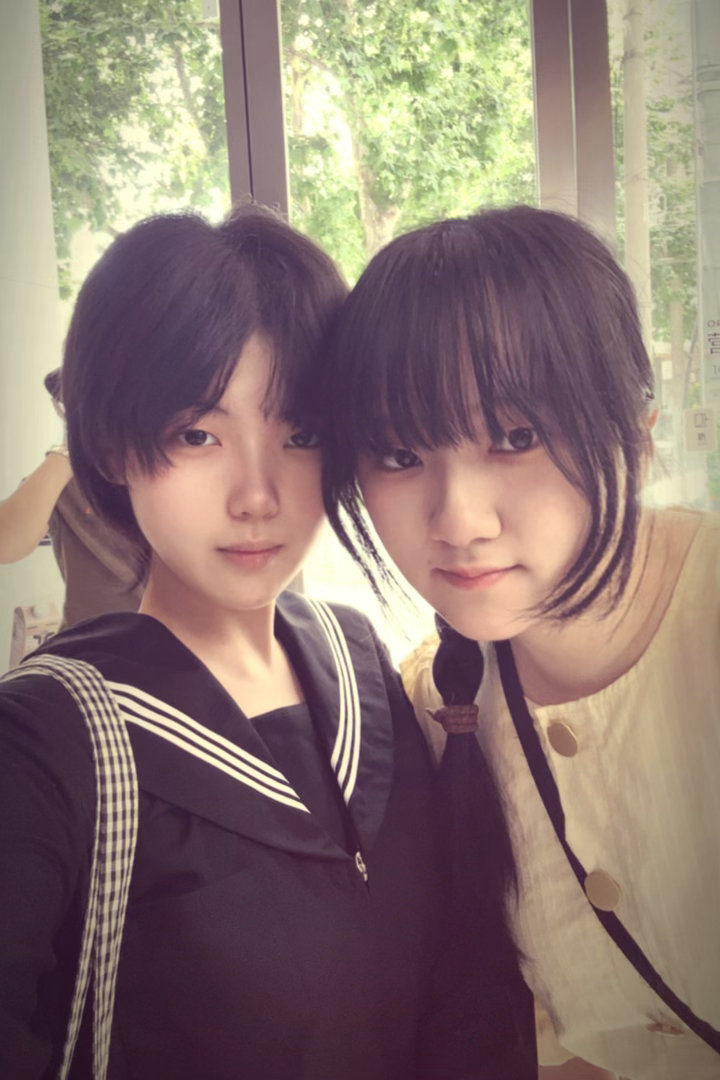 今天和朋友 左是我 很少发自己照片但已被抖音自动美颜折服…… 