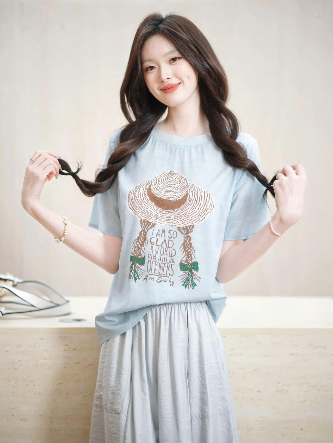 姐妹们有注意到吗？
今天的发型和衣服上的印花一样嘿嘿👒！ ​​​