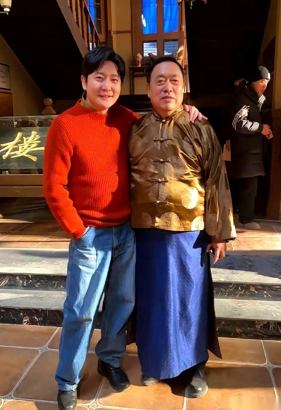 我天，刚知道个事儿，差点没从椅子上摔下去。
《老舅》里那个舅，郭京飞演的，原型人