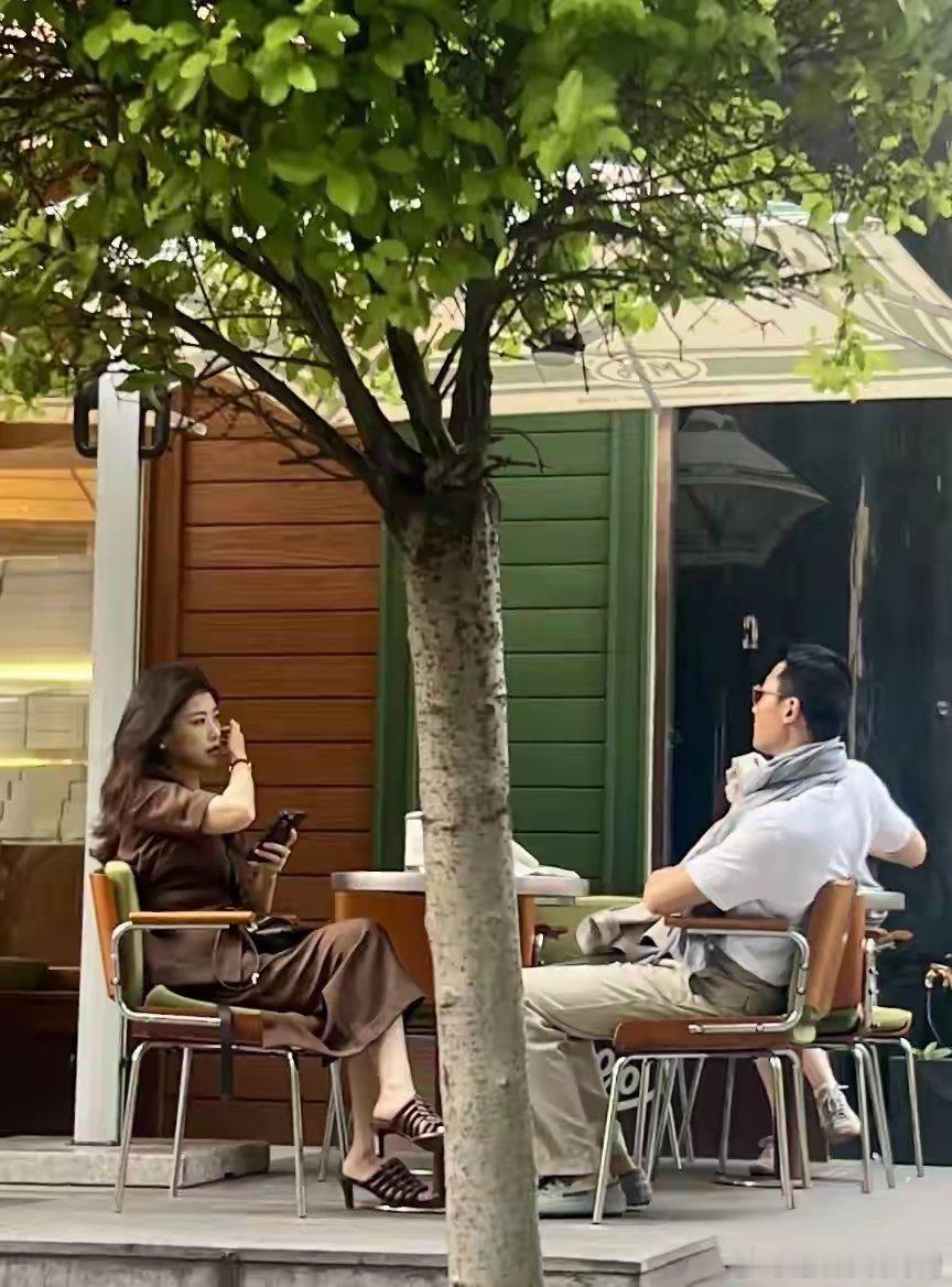 朱珠与老公上海南京西路街边喝咖啡被偶遇，美的像拍偶像剧！ 
