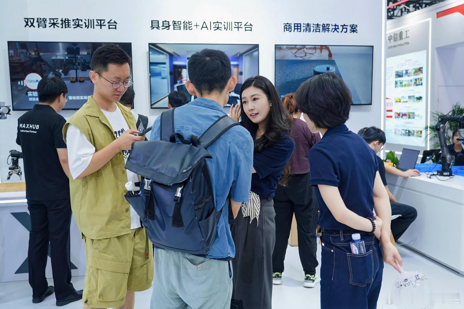 北京机器人展被外国人围观了 现场含机器人量直接拉满，外国观众全程围观，这硬核科技