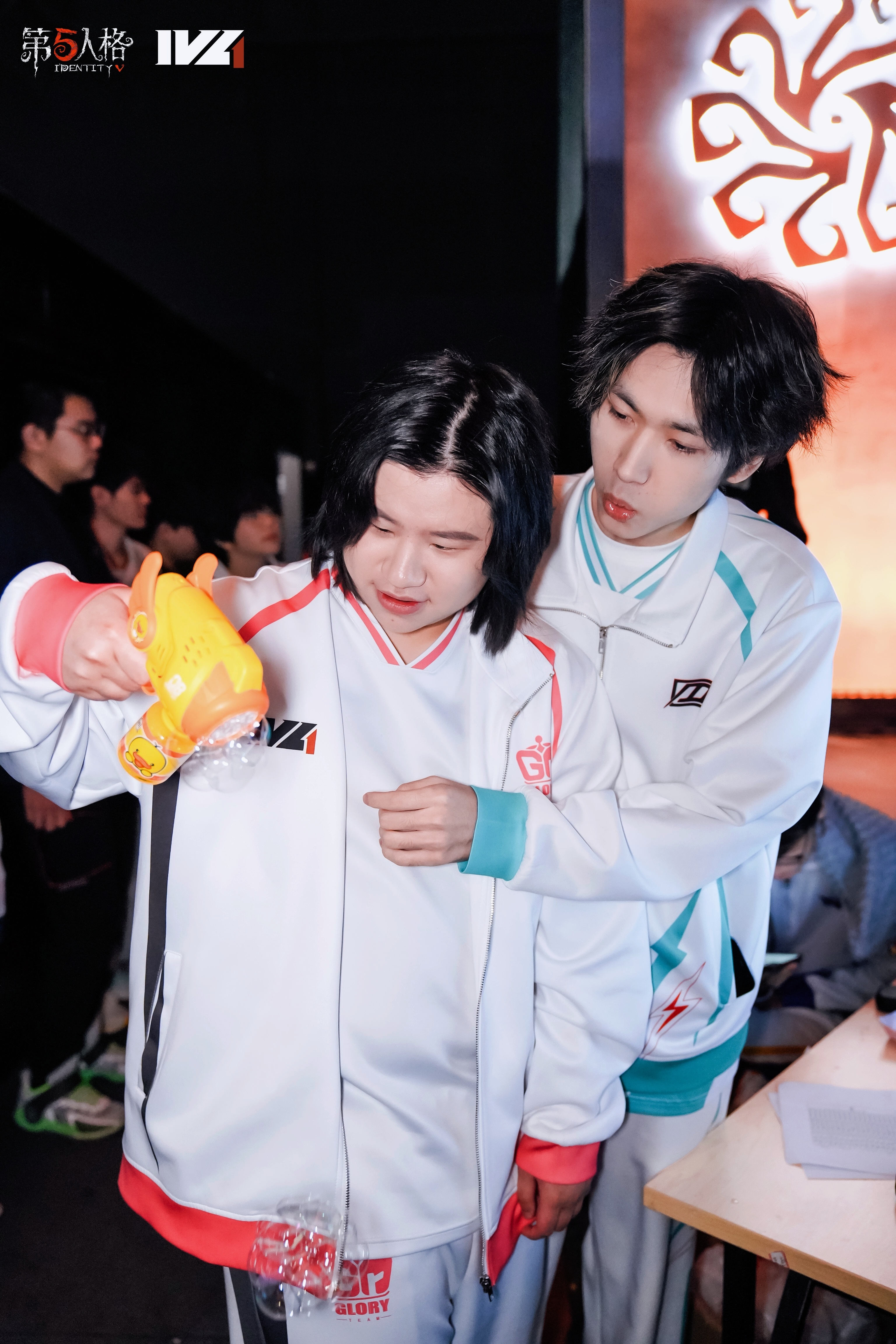 第五人格赛事[超话]  满心满眼泡泡机的俩🤣扣歪还在吹泡泡 