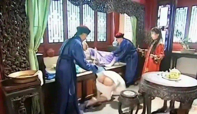 小时候看《还珠格格》，只注意到小燕子，没发现这一幕[允悲]这是谁的腚啊？[哈哈]