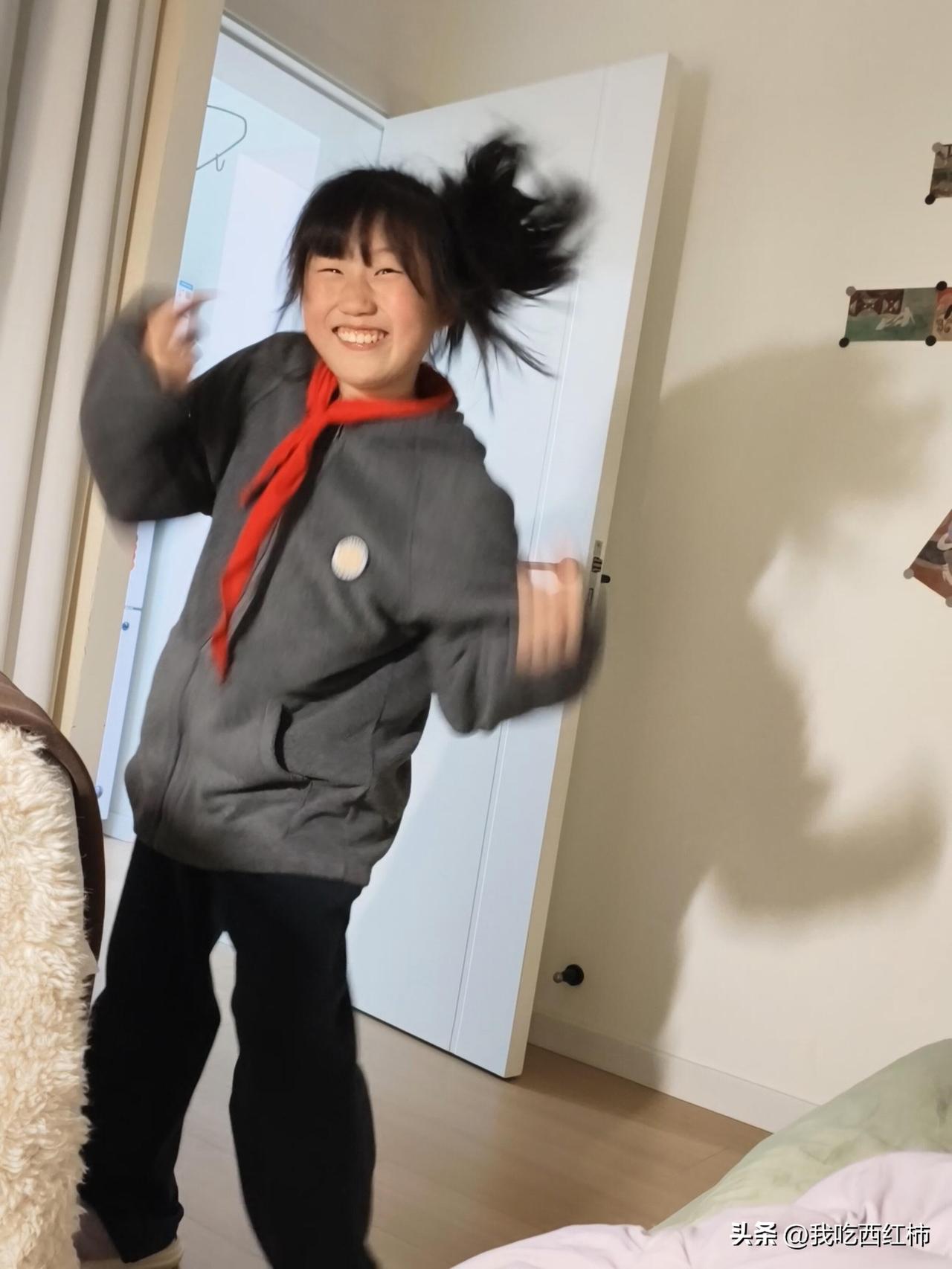 离婚后日子：我的女儿是个开心鬼
昨晚和女儿一起背完了课文，她突然说：妈妈我跟你说