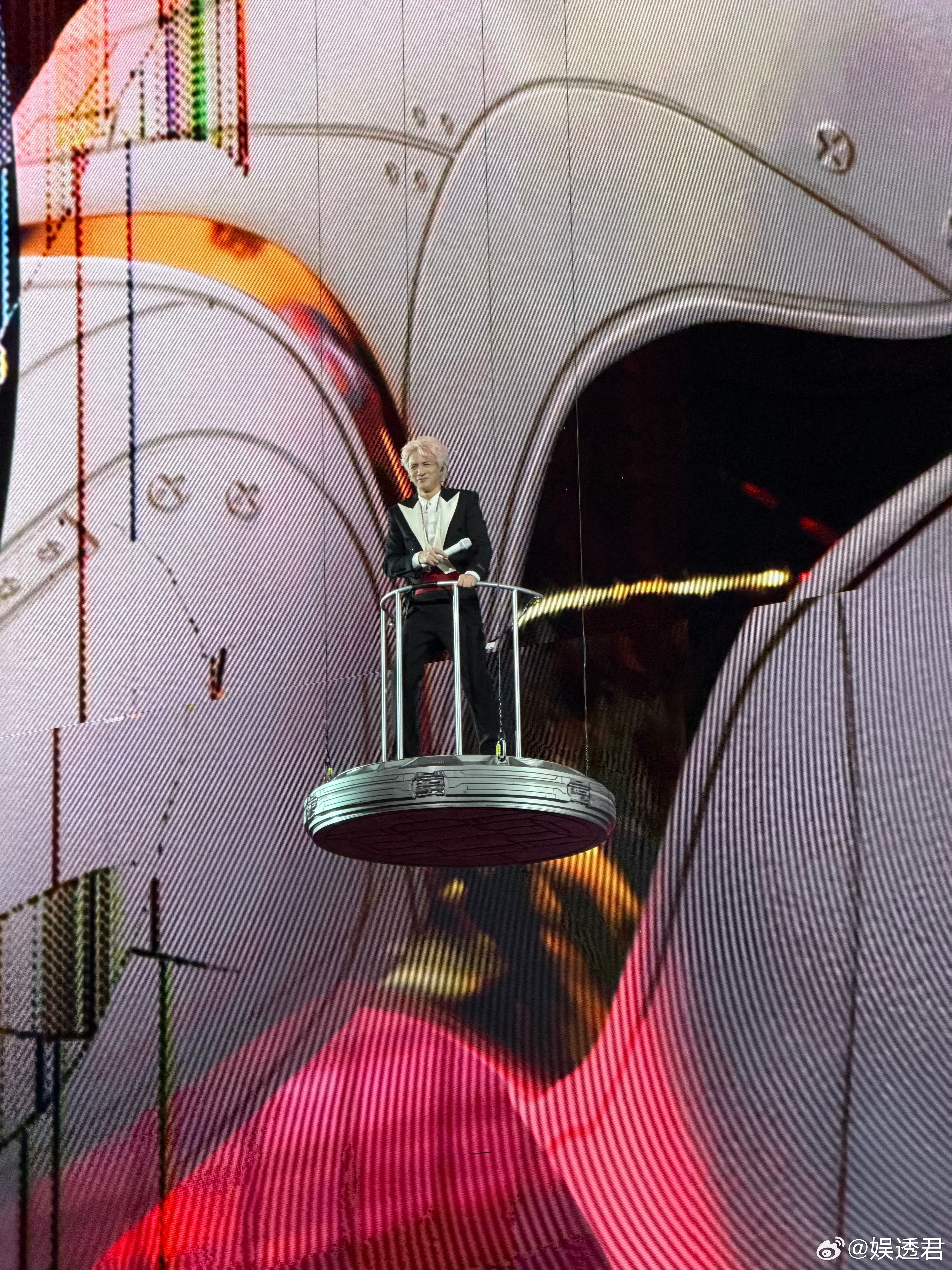 薛之谦吊威亚了薛之谦高台威亚薛之谦真的太敢玩舞台了！唱《我的雅典娜》直接威亚悬空