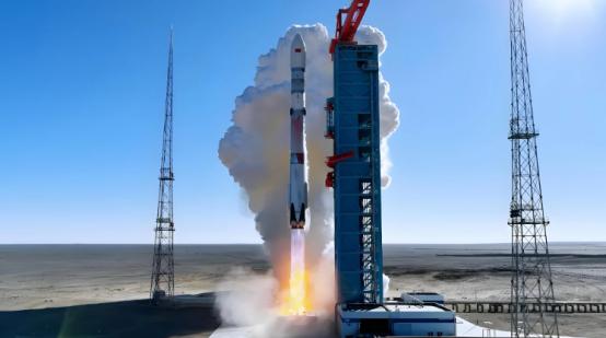 两天内两箭齐发，箭箭成功。朱雀二号改、引力一号接连升空，千帆星座加速铺开。这不只