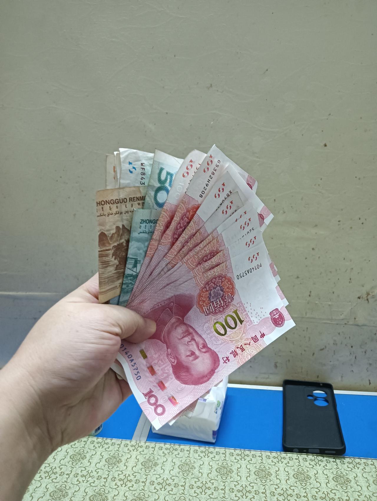 今天是星期天，刚好也拿了工资，等一下给自己加餐，我现在都喜欢拿现金了，自从我花呗