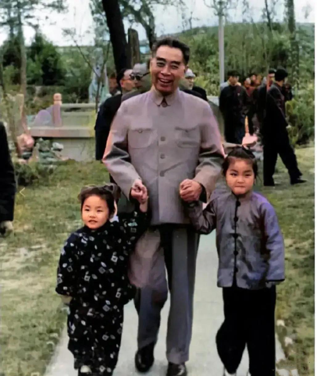 【宋庆龄养女为何未参加其葬礼？】下图是周恩来和宋庆龄两个养女的合影，左边小些的是
