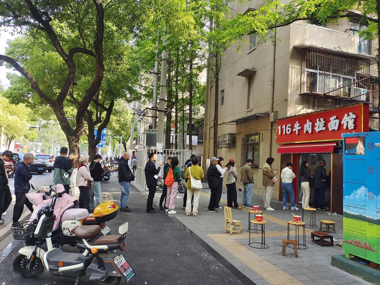 上午8点多钟路过这家小店，半个小时回来以后，人群依然在排队。（这家小店20多年生