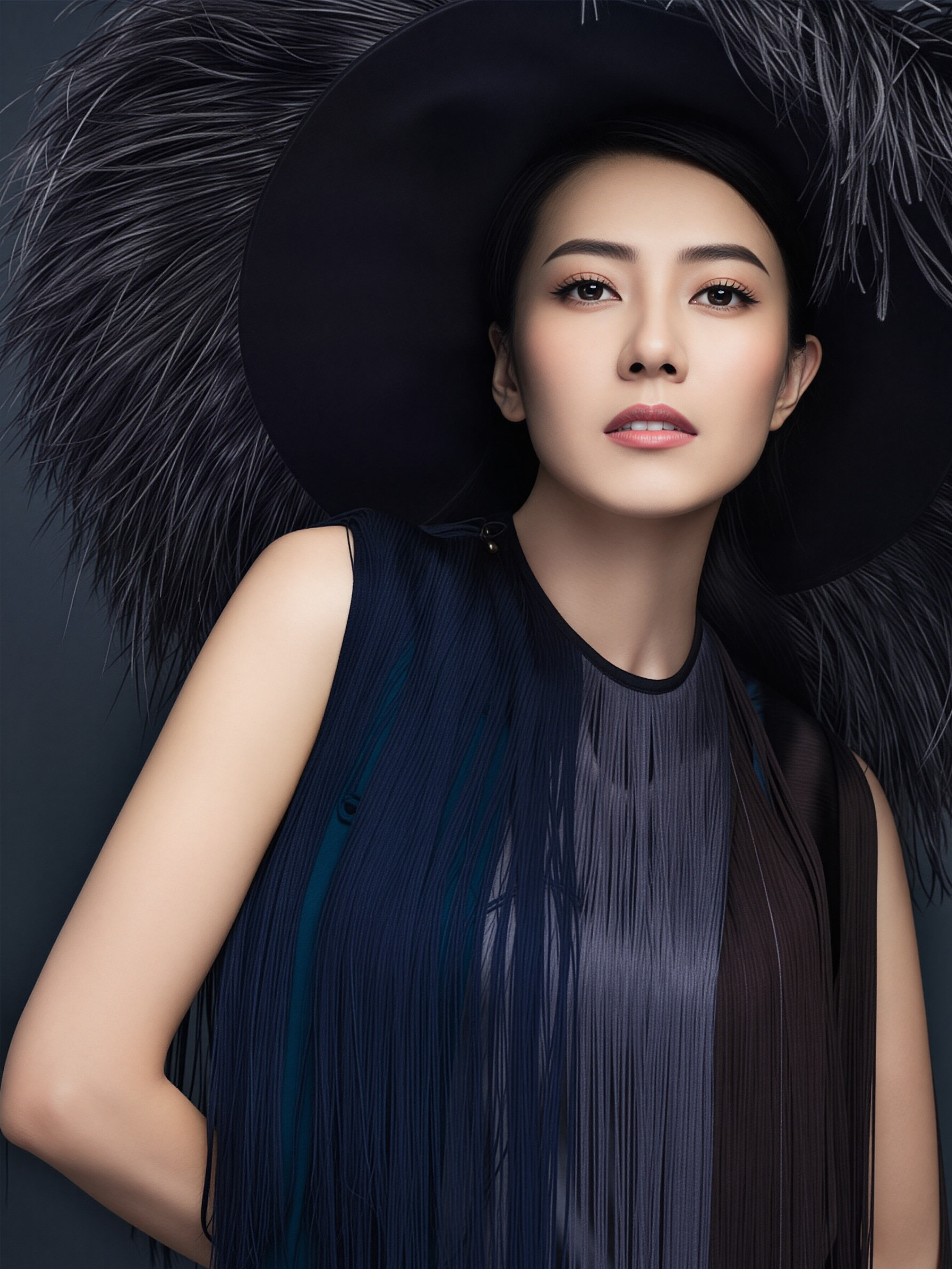 高圆圆 早上好！气场全开，浓密秀发与精致造型尽显状态饱满。她乌黑亮泽的发量、舒展