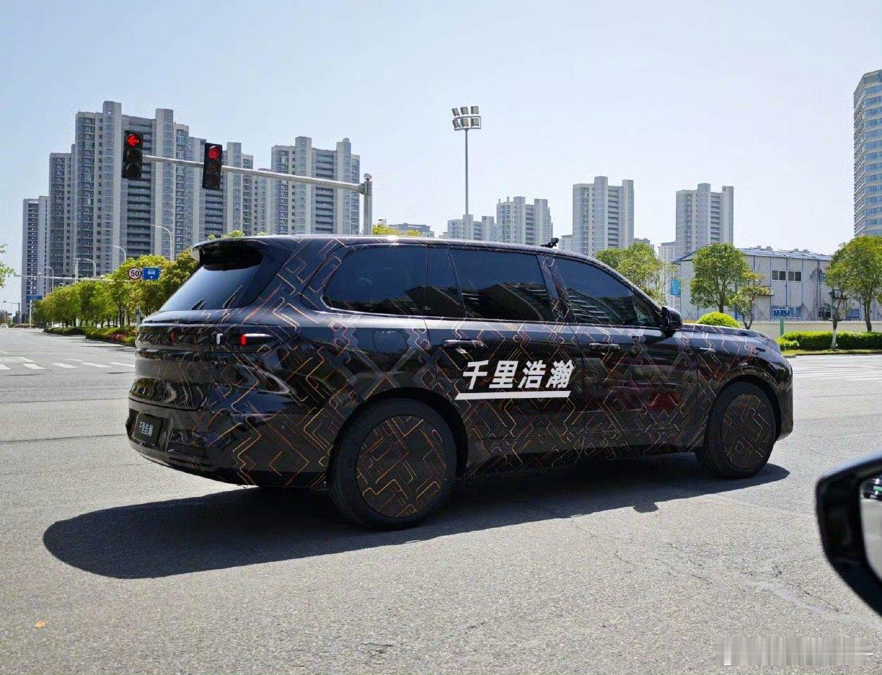 汽车[超话]  “9字辈”的SUV又将多一台，吉利银河M9伪装路试车曝光，新车将