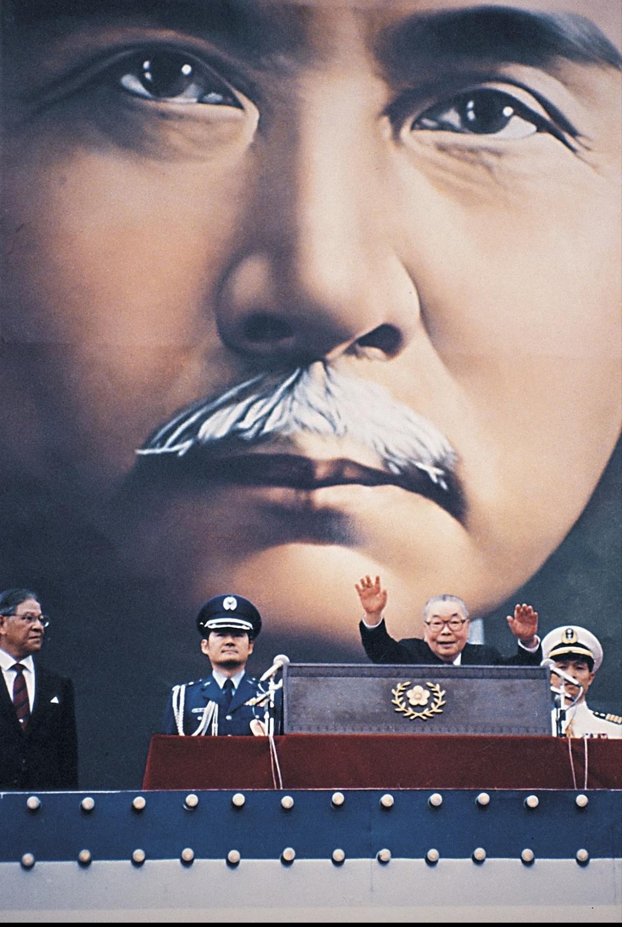 哎我去！蒋经国多高啊？这主席台谁设计的，不能矮点吗，不能迁就一下蒋经国的身高吗？