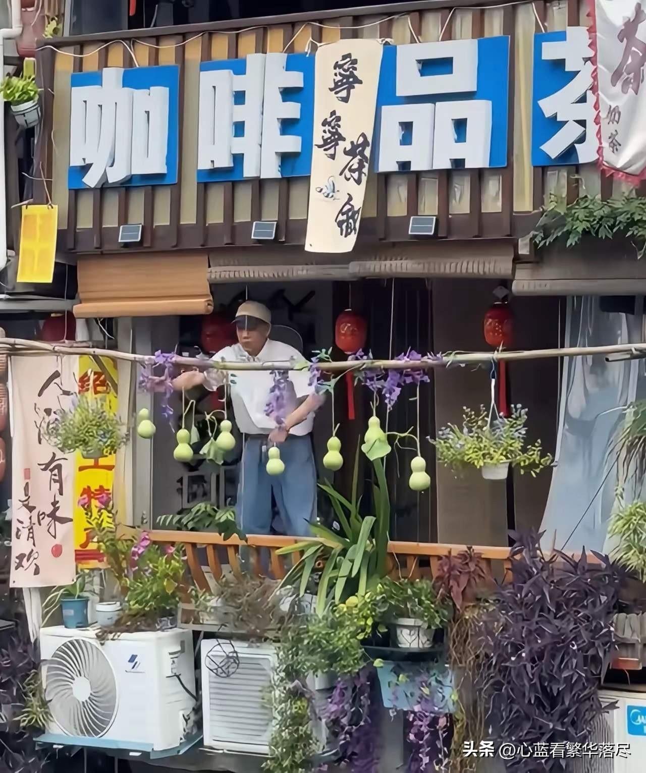这不就是典型的东施效颦吗？葫芦爷爷连夜剪掉自家门前的七个葫芦后，本以为这场闹剧也