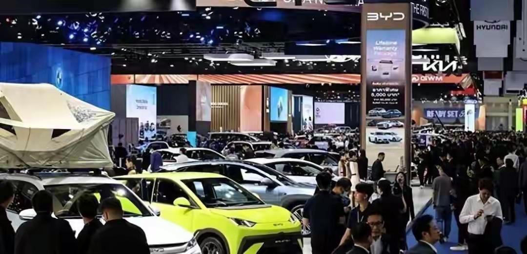 加一箱油4200泰铢，只够跑三天。曼谷司机快疯了。
2026年3月25日，曼谷车