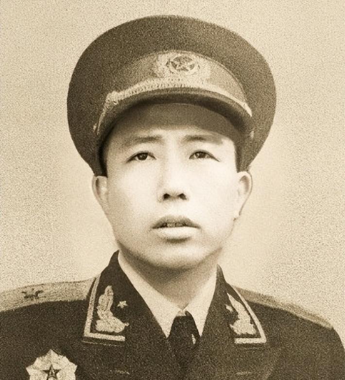 1943年，汉奸抓了个女八路，保长却拦住不让带走，汉奸队长王大麻子正要发火，保长