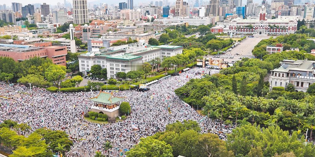 民气可用！
凯道现场集结的庞大人潮，没有换来台当局对毒油事件的道歉和追责，仅收到