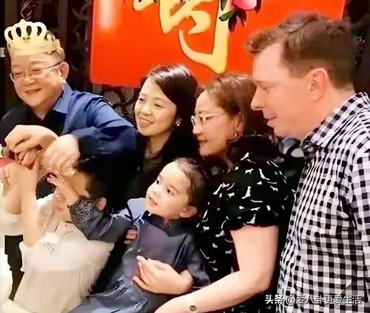 自己的儿子和女儿的孩子一起长大，这是什么感觉？
王刚就是这样的父亲和姥爷。
他女