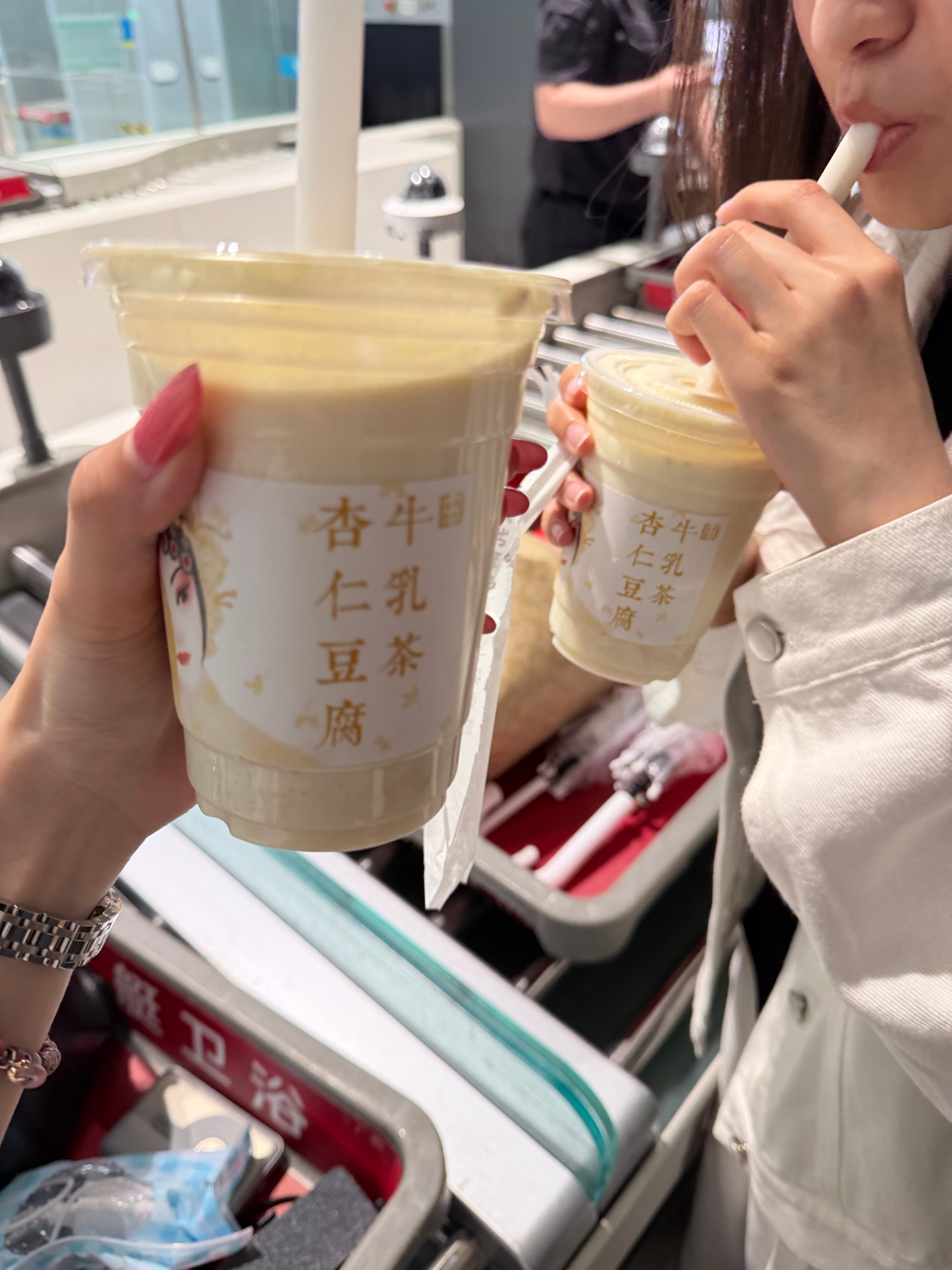 做人不能太馋姐俩这辈子也没想到能在安检口三分钟嘬完一杯奶茶 