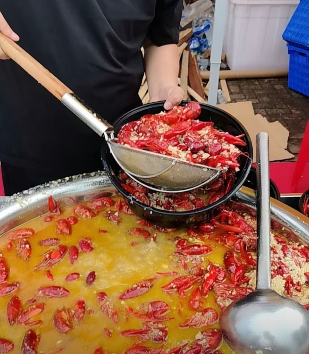 小龙虾大降价了 卷的没边！昨天团购了一个99元11斤，香辣/蒜蓉二选一，而且是当