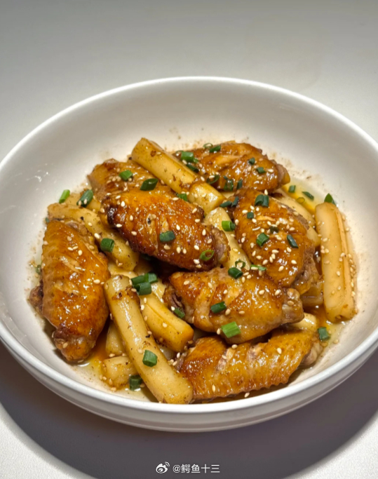 美联储降息 开饭啦！鸡翅烧年糕、甜椒炒鱿鱼……美联储降息日，因为没有超预期，所以