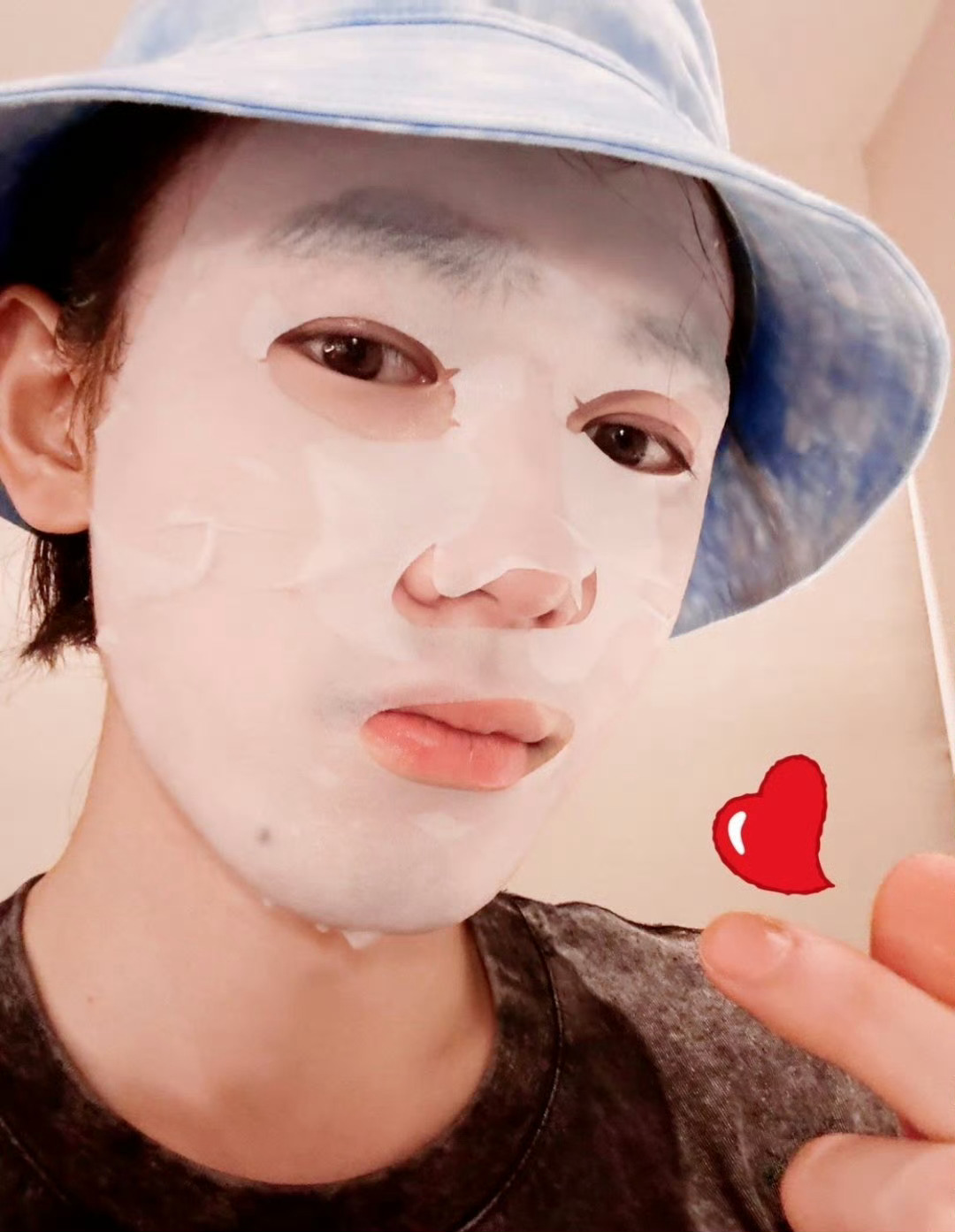 宋亚轩敷面膜自拍宋亚轩敷面膜自拍，好可爱的小宋，期待今天的演唱会舞台呀