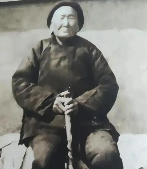 1941年，一大娘请汉奸侄子吃饭，席间压低声音说：孩子，给我弄三百发子弹。侄子当