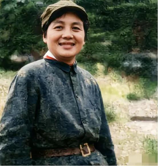 1979年，八宝山，在张琴秋追悼会上哭到泣不成声，声音哽咽着说：“她是被冤枉的…