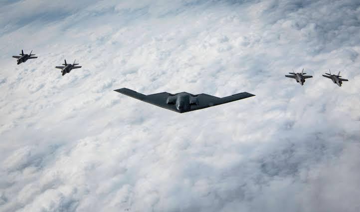 B-2炸不垮伊朗、驱逐舰南海断电——美军“出手必胜”滤镜碎了，舒加特坐不住了。