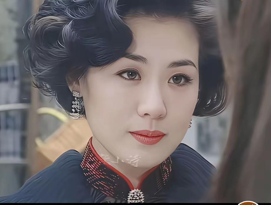 丛珊
太美了
这套民国妆造太适合她了
在所有剧里的造型
这套无疑是最适合她的
既