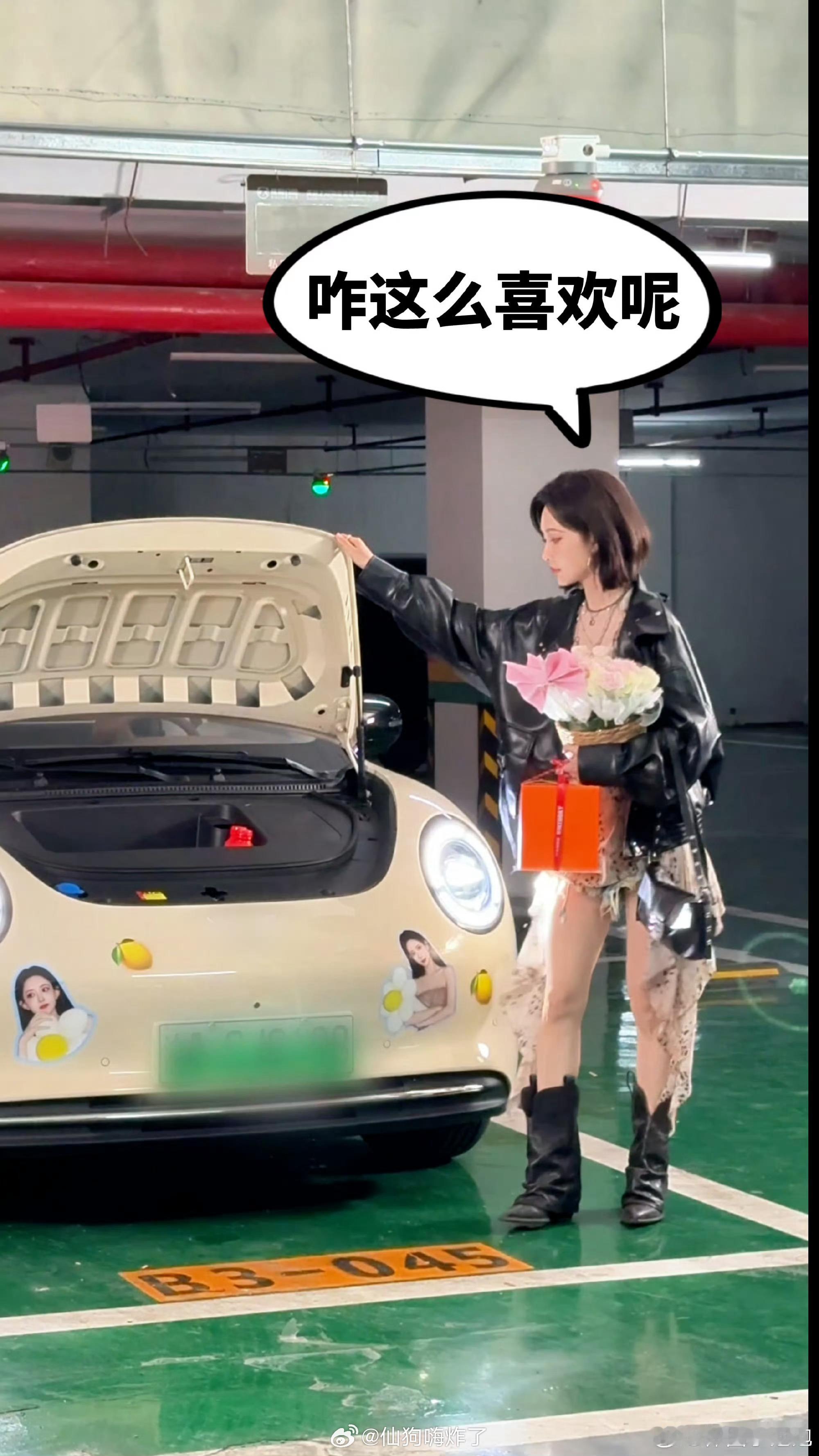 孟子义开表情包痛车打卡重庆前有古装开车，今有痛车游街！孟姐亲自驾驶表情包痛车打卡