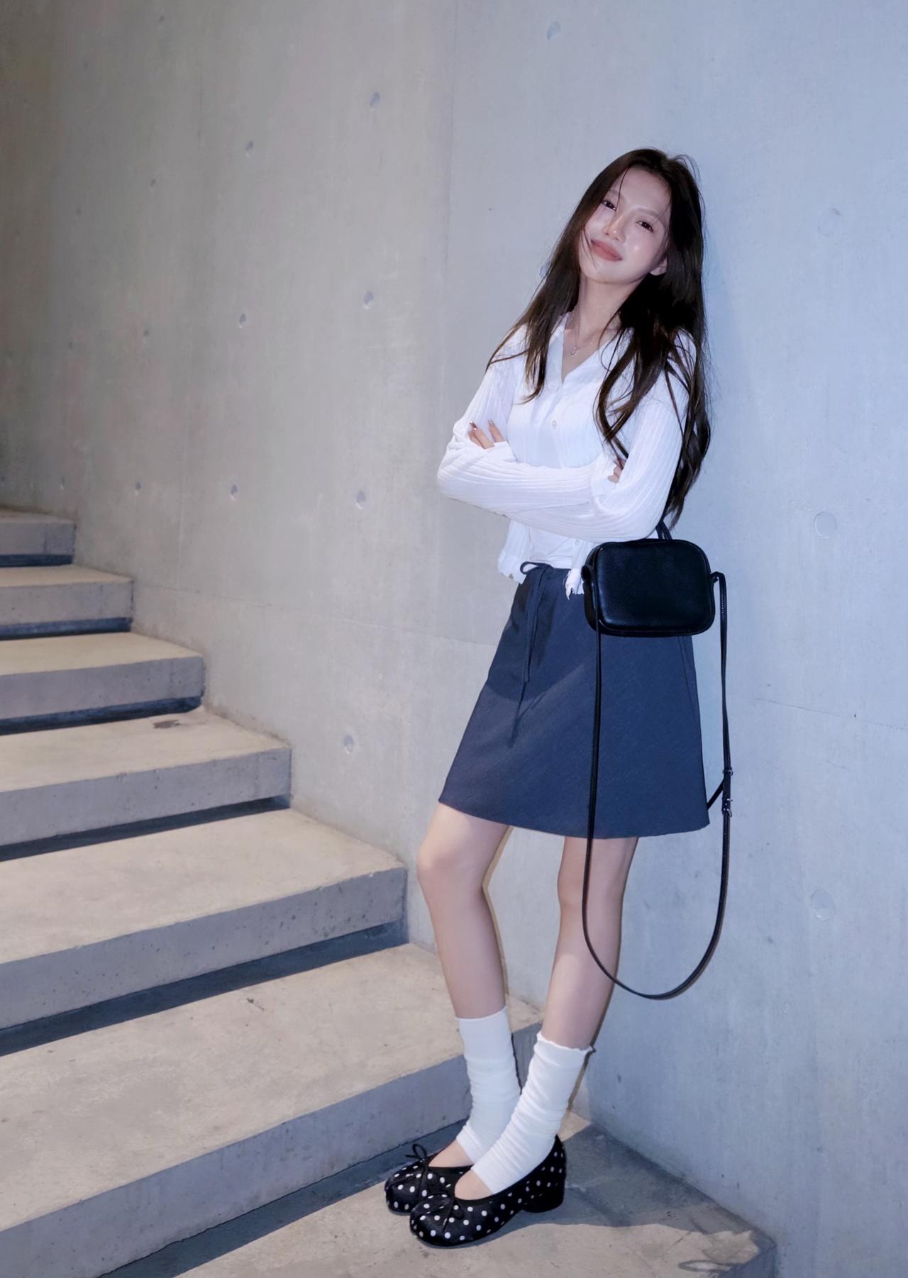 白衫的柔撞了灰裙的淡，波点鞋缀着细碎的巧，连黑包都裹着松弛的调，把日常的轻甜穿成
